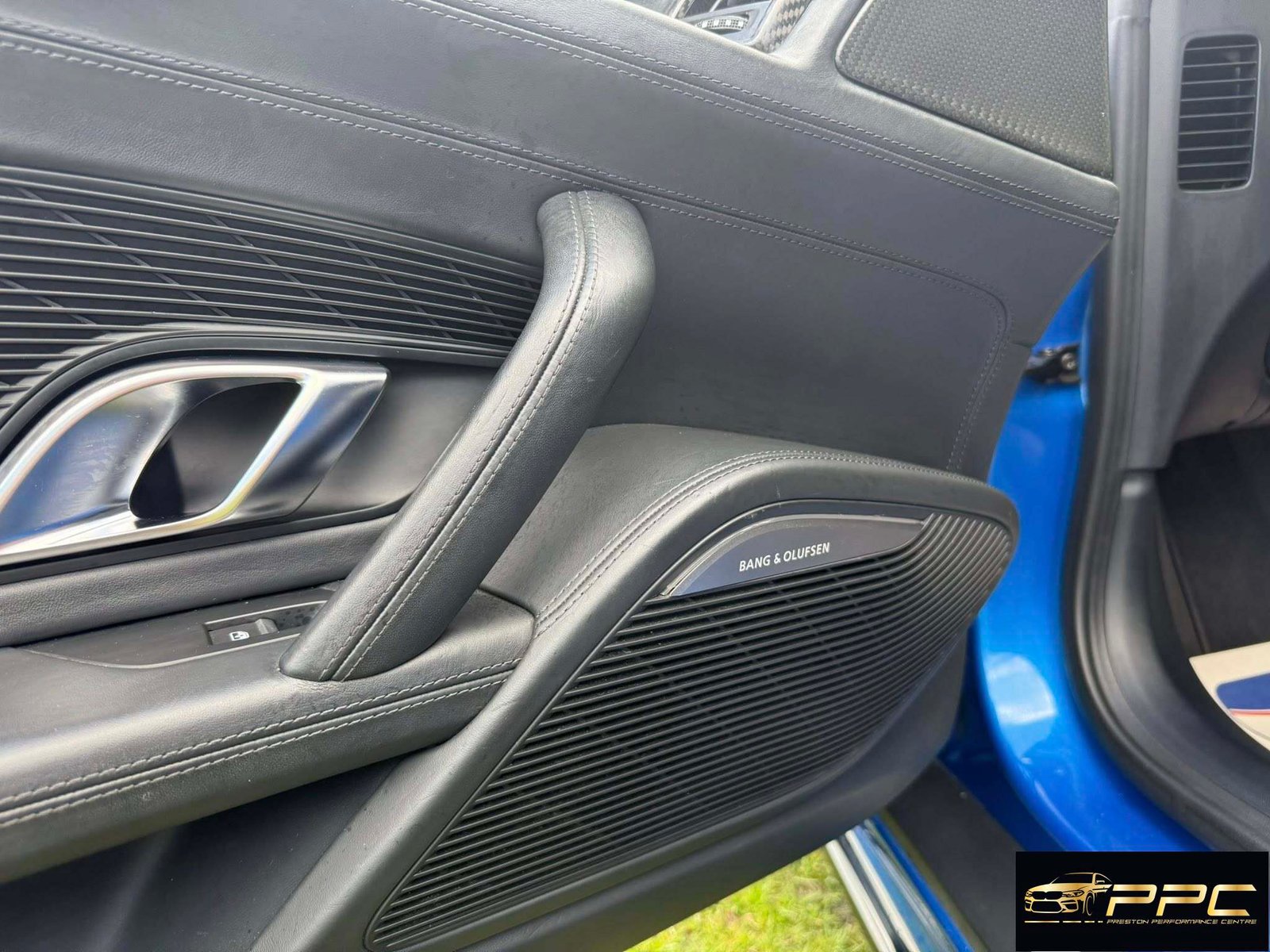 Audi R8 5.2 V10 Plus Carbon Edition Coupe – Mugello Blue - Image 10